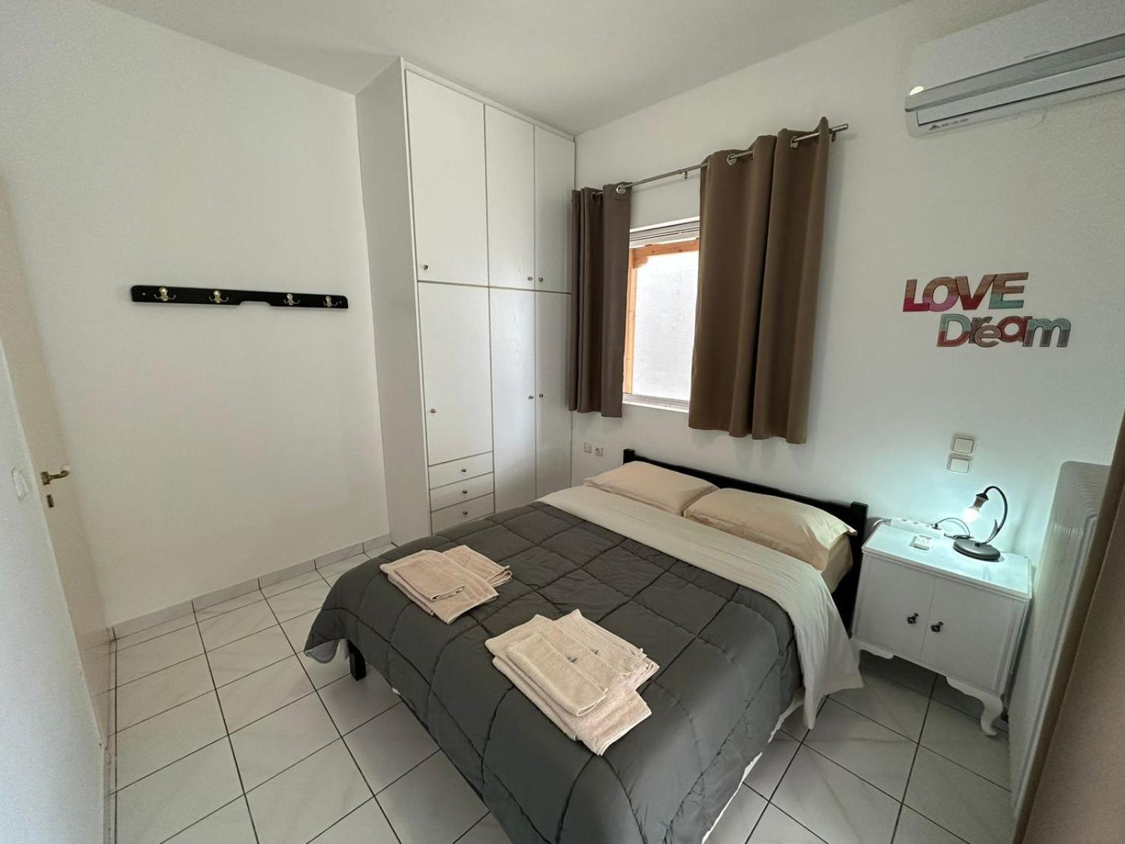 La Vita Apartments-Near Airport & Sea أرتيميدا الغرفة الصورة